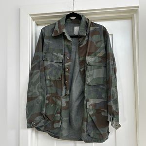 Vintage camo cargo shirt fits like a men’s medium